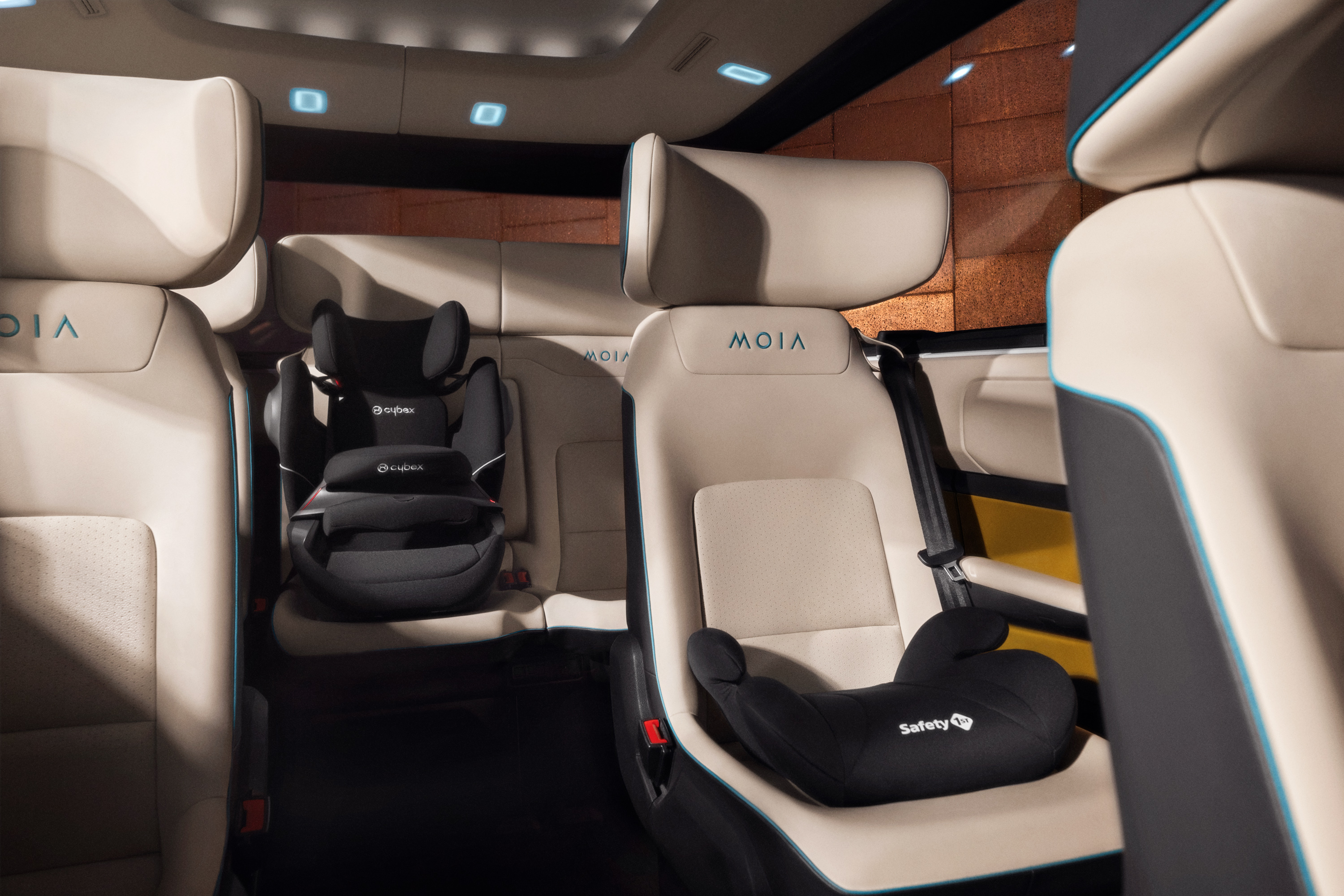 Pictures shows child seat and booster seat in the vehicle.jpg